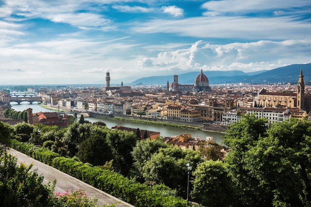 Splendida vista della città di firenze e della cattedrale di santa maria del fiore. firenze, italia