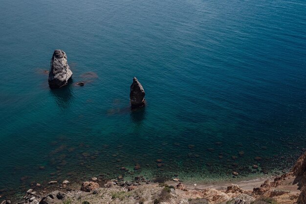 Красивый вид со скалы на синее море