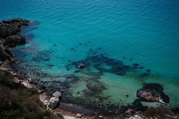 Красивый вид со скалы на синее море