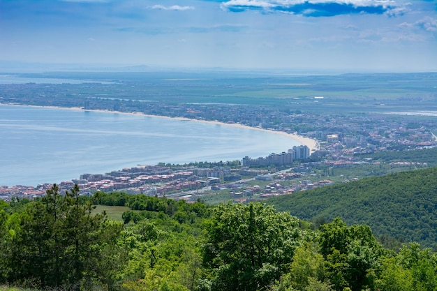 불가리아의 리조트 타운 해안에 있는 산의 아름다운 전망
