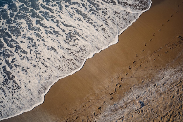 Bella vista dall'alto sulla spiaggia sabbiosa che bagna l'acqua del mare