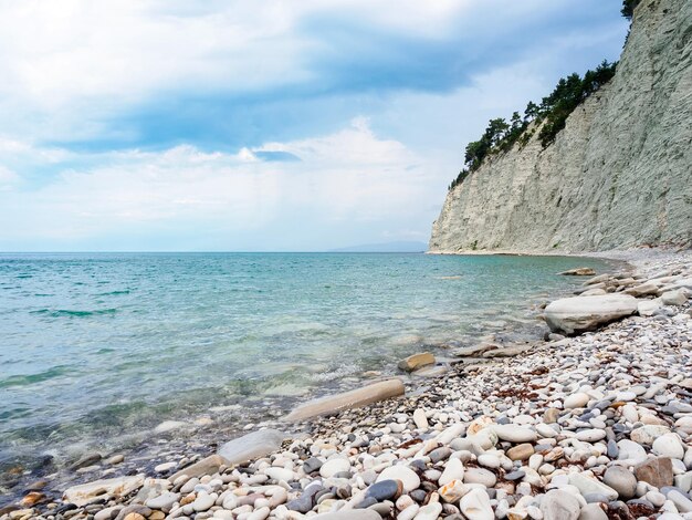 Photo beautiful view from the shore to the cliff and the sea