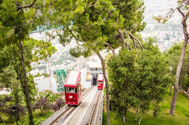 Photo beautiful view of the funicular at the resort town of jounieh from mount harisa, lebanon