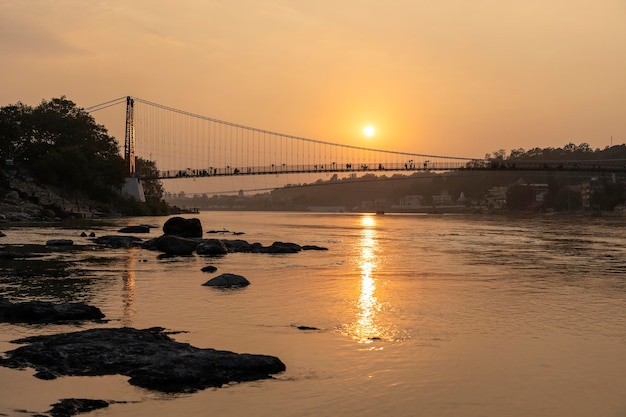 일몰 Rishikesh India에서 갠지스 강 제방과 다리의 아름다운 전망
