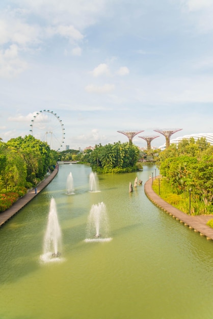 シンガポールにある湾のそばの庭園の美しい景色