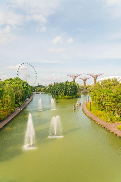 シンガポールにある湾のそばの庭園の美しい景色