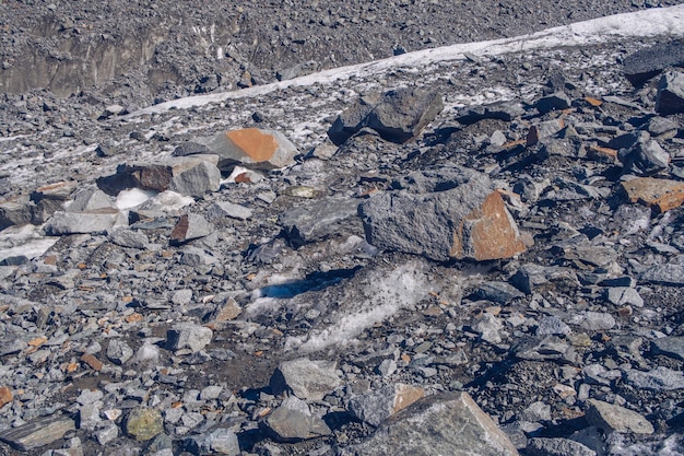 Foto bella vista della superficie del ghiacciaio con ghiaccio e rocce superficie morenica di ghiaccio del ghiacciaio nelle montagne monti altai