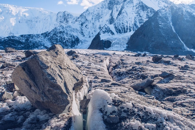 Photo beautiful view of the glacier surface with ice and rocks glacier ice moraine surface in the mountains altai mountains