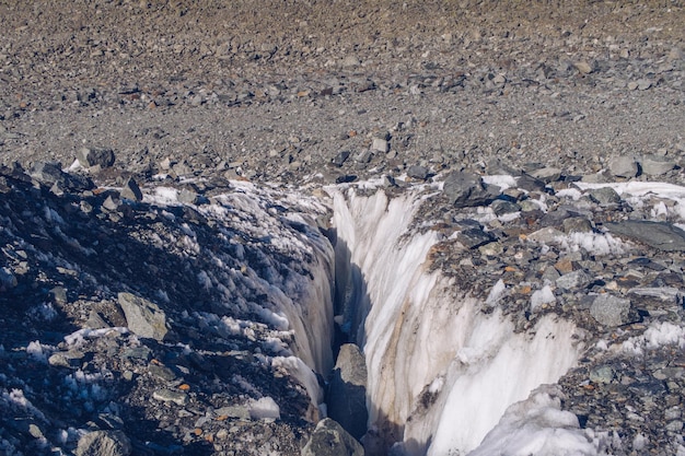 Foto bella vista della superficie del ghiacciaio con ghiaccio e rocce superficie morenica di ghiaccio del ghiacciaio nelle montagne monti altai