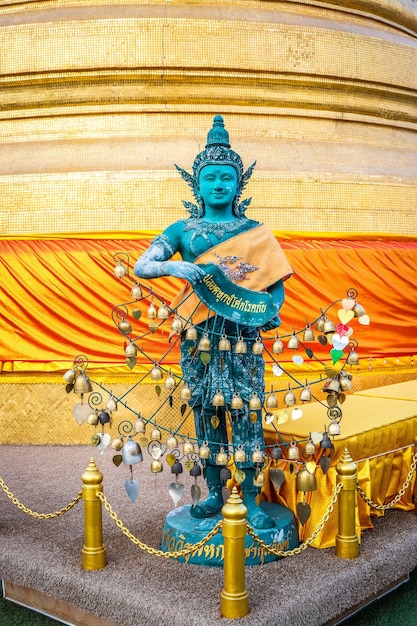 Красивый вид на храм Золотой горы, расположенный в Бангкоке, Таиланд