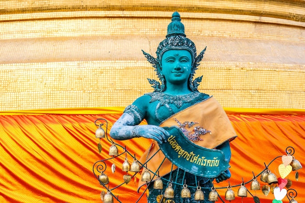 Foto una bellissima vista del tempio del monte d'oro situato a bangkok in thailandia