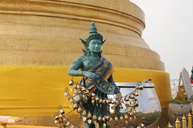 Красивый вид на храм Золотой горы, расположенный в Бангкоке, Таиланд