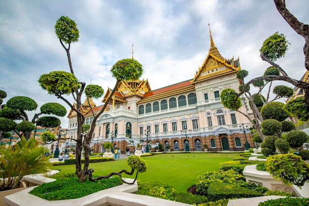 Прекрасный вид на Большой дворец, храм Ват Пхра Кео в Бангкоке, Таиланд