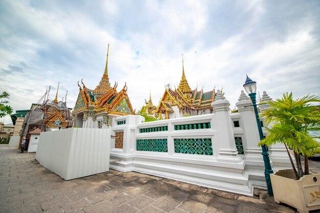 Прекрасный вид на Большой дворец, храм Ват Пхра Кео в Бангкоке, Таиланд