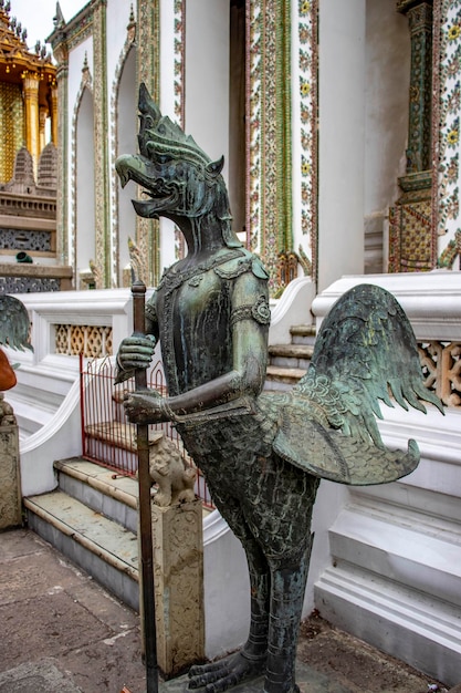 Una bellissima vista del grand palace il tempio di wat phra kaew a bangkok in thailandia