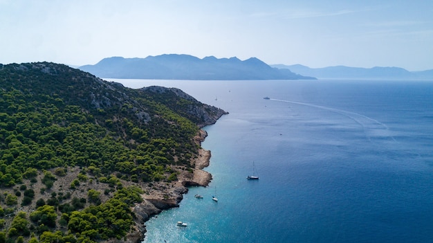 Bella vista della penisola verde con yacht e barche vicino in grecia