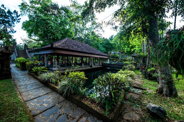 インドネシアのバリ州にあるグヌンカウィセバトゥ寺院の美しい景色