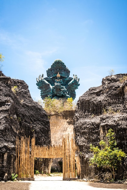 Прекрасный вид на парк GWK Garuda Wisnu Kencana, расположенный на Бали, Индонезия.