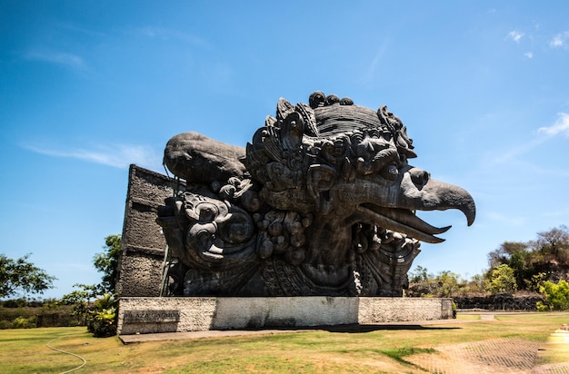 Прекрасный вид на парк GWK Garuda Wisnu Kencana, расположенный на Бали, Индонезия.