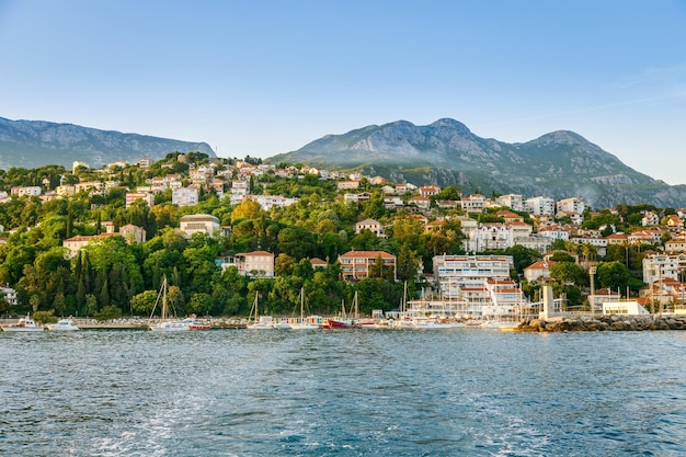 물에서 Herceg Novi의 아름다운 전망