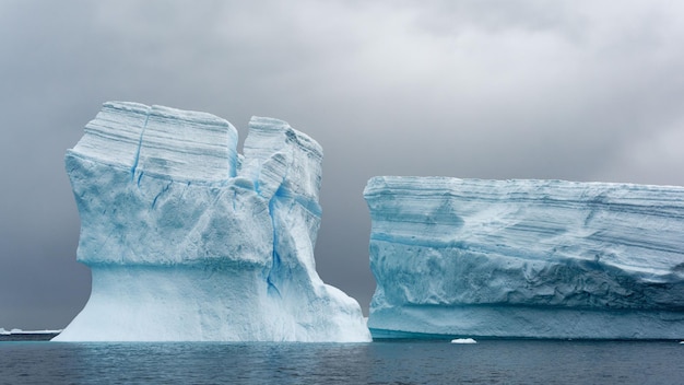 남극 대륙 바다에서 빙산의 아름다운 전망