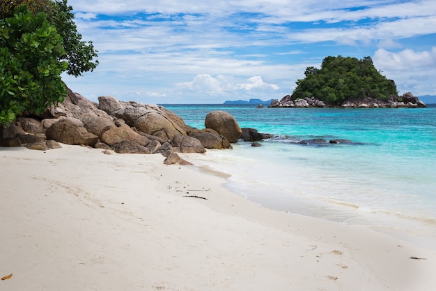 Foto bella vista dell'isola, spiaggia di alba, lipe, tailandia