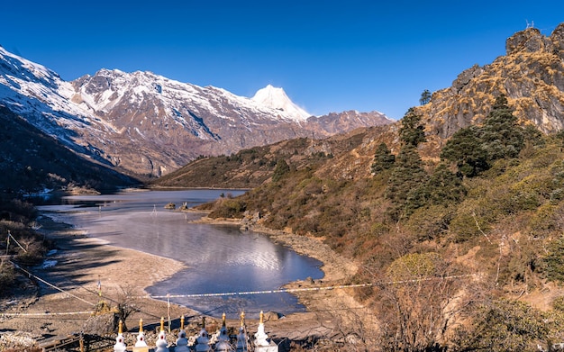 Bella vista del lago kaltal a gorkha, nepal.