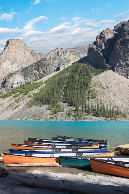 Photo beautiful view of kayak dock at lake moraine in banff national park in alberta canada