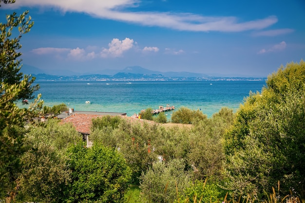 Sirmione의 언덕에서 이탈리아 가르다 호수의 아름다운 전망
