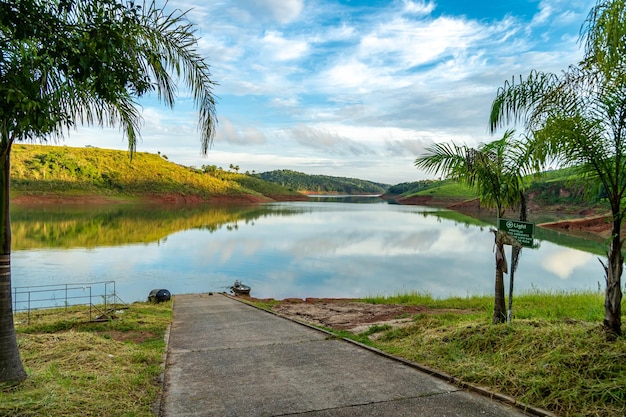 南アメリカの自然の中で湖の美しい景色