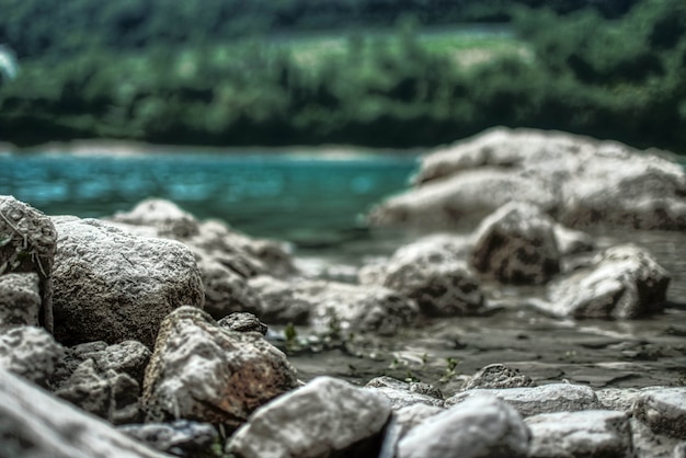 Foto bella vista lago con rocce