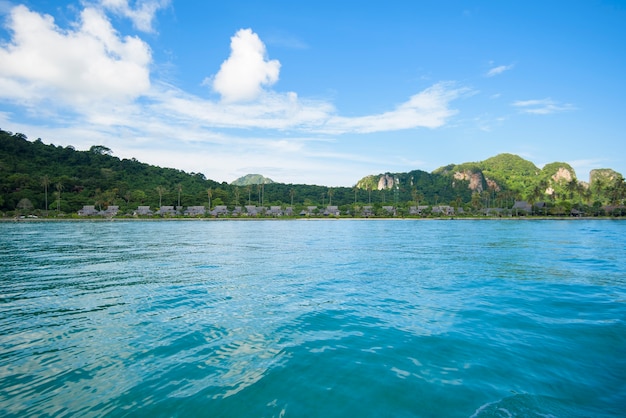 Photo beautiful view landscape of tropical beach, emerald sea and white sand against blue sky, maya bay in phi phi island, thailand