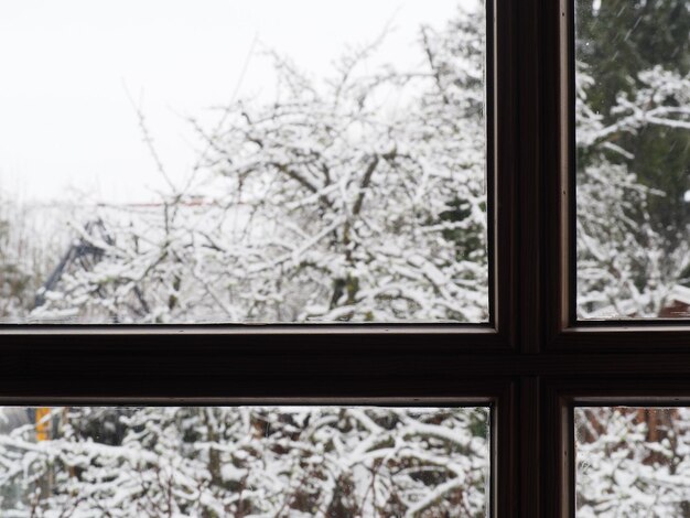 Foto bella vista attraverso la finestra con la neve fuori in inverno