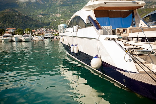 Bella vista del lussuoso yacht bianco ormeggiato nella baia del mare