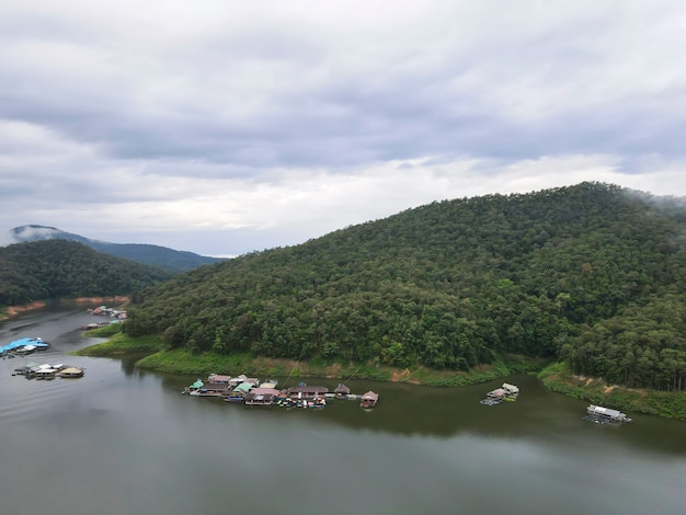 メーガットダムの美しい景色、山、川、空で構成されています