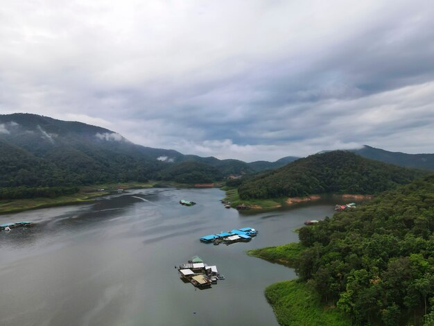 Photo beautiful view of mae ngad dam, comprised of mountains,river and sky