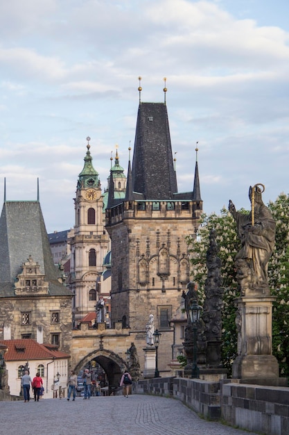 Photo beautiful view of the malostranska tower of charles bridge at dawn in prague czech republic