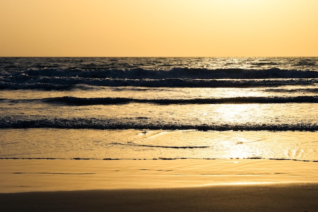 Bella vista della spiaggia di mangalore con il sole dorato dell'india