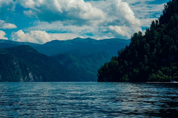 山の湖と夏の山の美しい景色