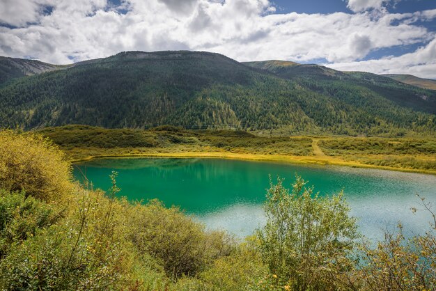 Photo beautiful view of mountain lake