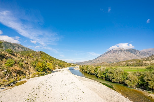 Foto bella vista sul fiume di montagna in estate