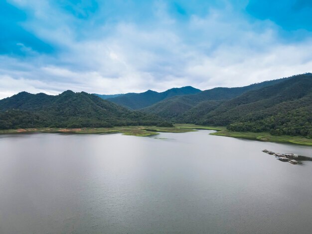 Foto bella vista sulle montagne, sul fiume e sul cielo