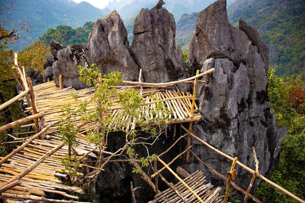 ラオスのヴァンヴィエン市の山々の美しい景色