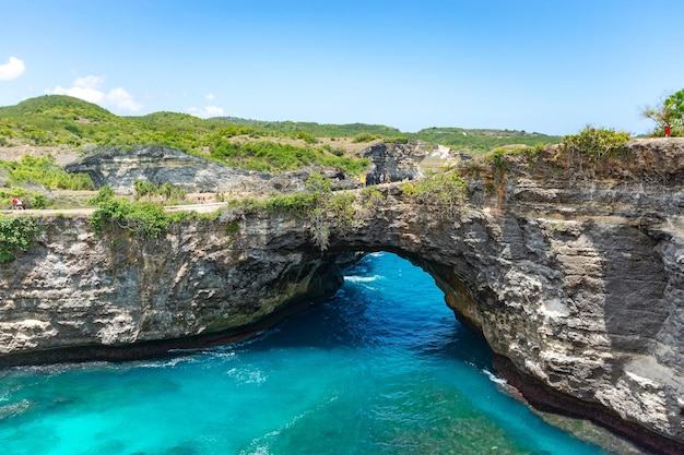 Nusa Penida 섬 Bali Indonesia의 Broken 해변에서 자연 아치의 아름다운 전망