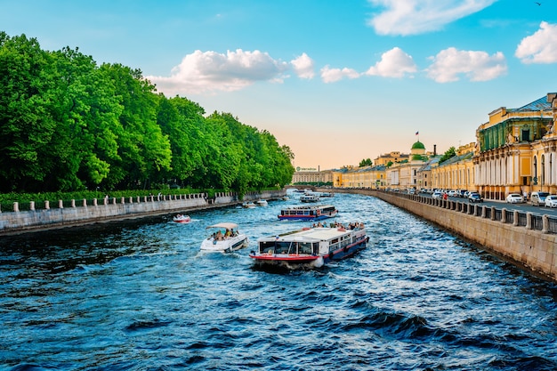 Bellissima vista sul canale del fiume neva a san pietroburgo con barche per gite turistiche