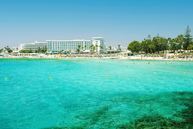 Прекрасный вид на пляж Нисси Айя-Напа Кипр. Летние каникулы, концепция путешествия.
