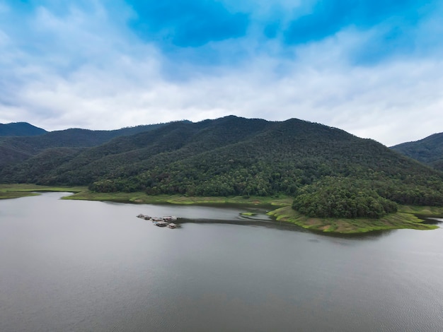 写真 山々、川、空の美しい景色