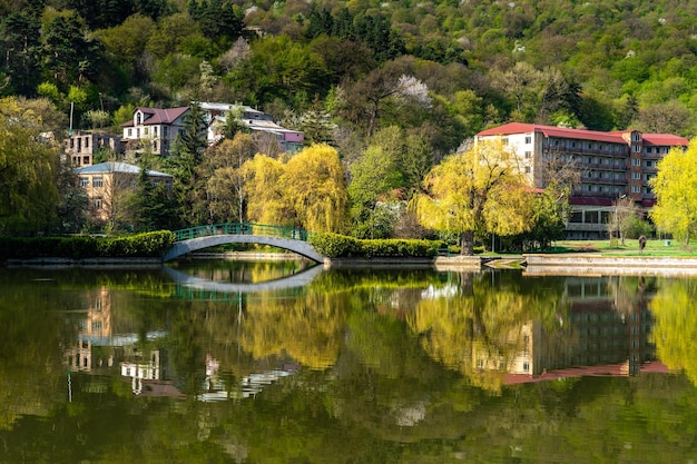 写真 晴れた朝のディリヤン市立公園の小さな湖の美しい景色