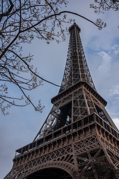 魔法のような夕日の間にフランス、パリの有名なエッフェル塔の美しい景色。ヨーロッパで最高の目的地-パリ。