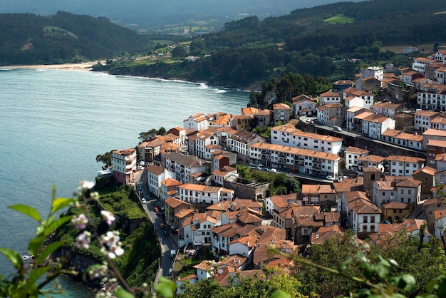 사진 칸타 브리아 해안과 백그라운드에서 산이있는 lastres asturias 마을의 아름다운 전망